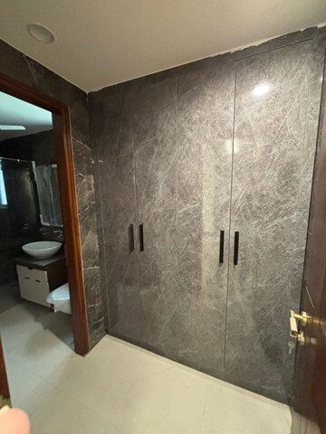 Furnished Amenities in 4 BHK Builder Floor at Janakpuri – for Sale