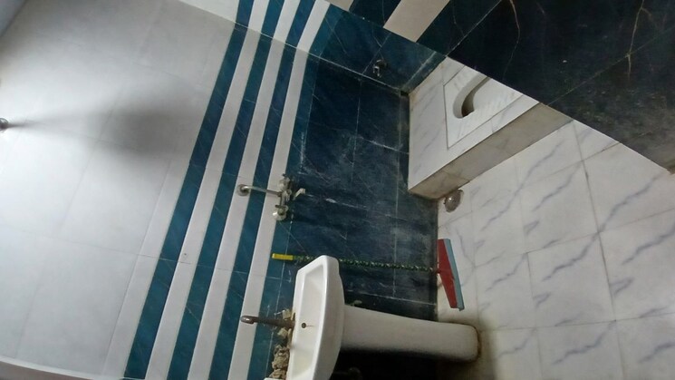 Bathroom, jogabai extension 2 Bedroom 450 Sq.Ft. Builder Floor In Jogabai Extension Delhi 9925430