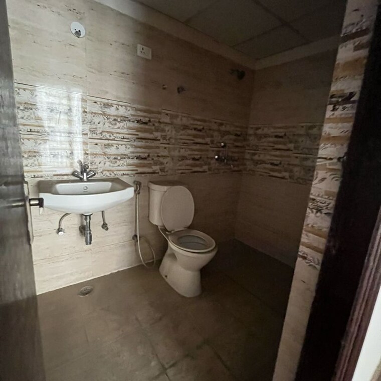 Bathroom, amrapali-golf-homes 2 Bedroom 1100 Sq.Ft. Apartment In Haibatpur Greater Noida 9925431