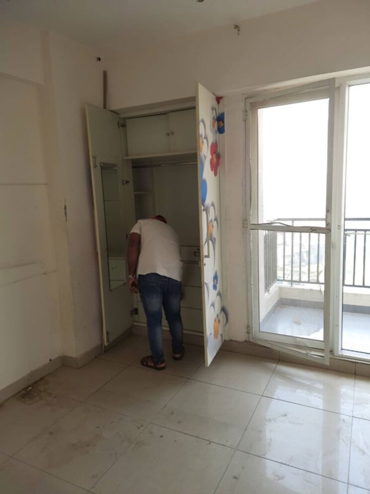 Room, sector 63a 3 Bedroom 300 Sq.Mt. Independent House In Sector 63a Noida 9925515