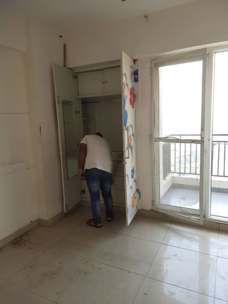 Room, sector 63a 3 Bedroom 300 Sq.Mt. Independent House In Sector 63a Noida 9925515