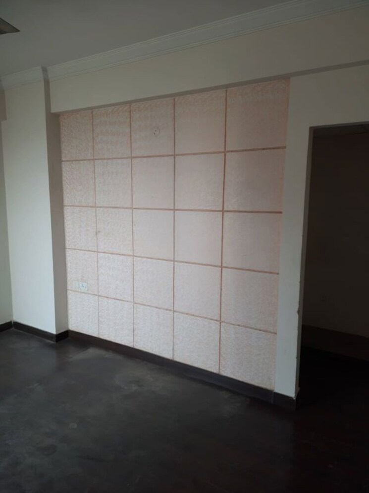 Room, sector 63a 3 Bedroom 300 Sq.Mt. Independent House In Sector 63a Noida 9925515