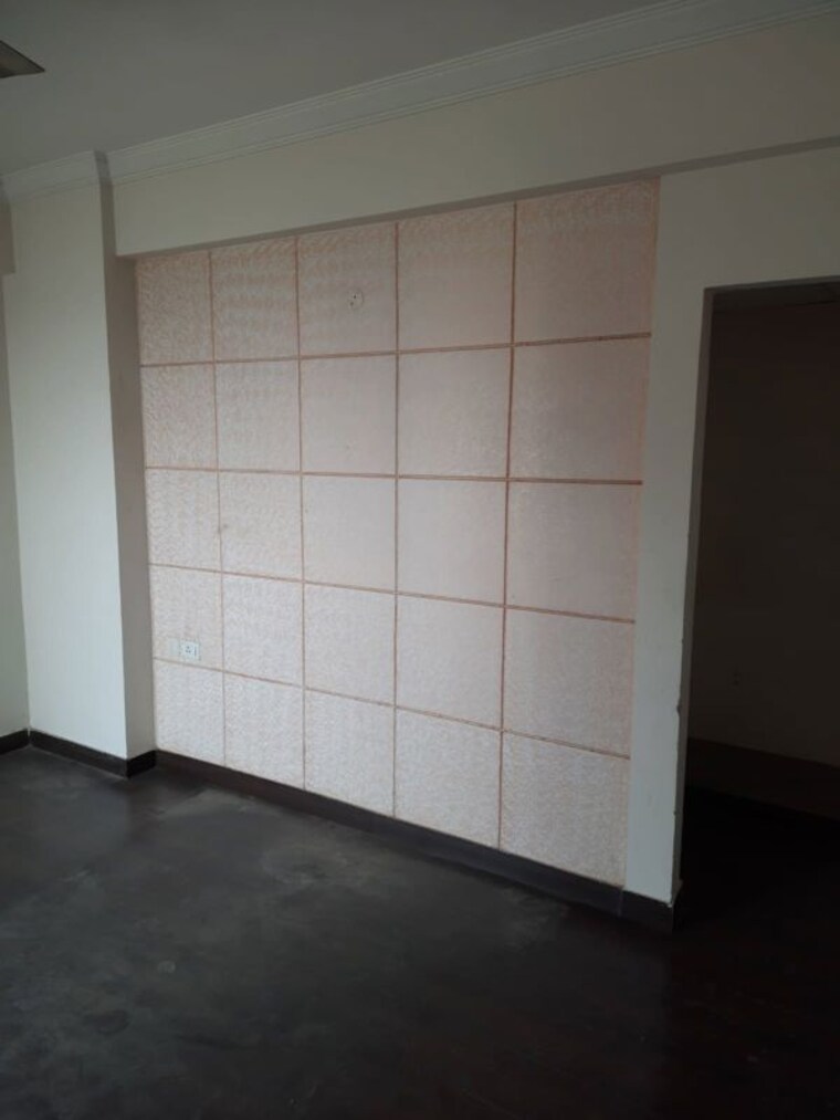 Room, sector 63a 3 Bedroom 300 Sq.Mt. Independent House In Sector 63a Noida 9925515