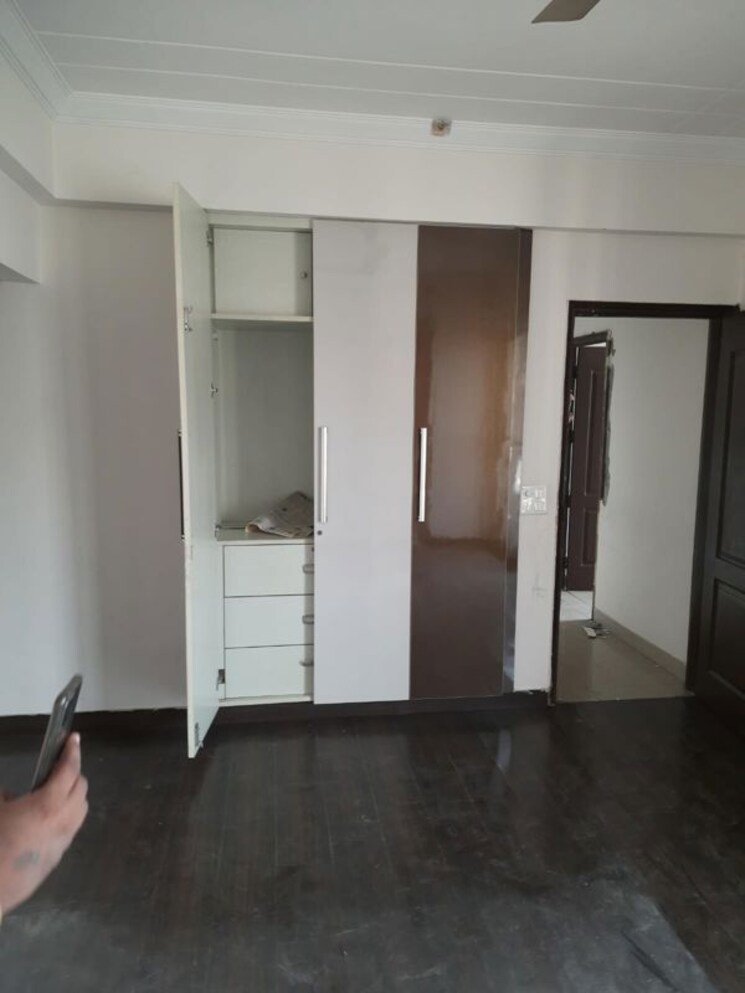 undefined, sector 63a 3 Bedroom 300 Sq.Mt. Independent House In Sector 63a Noida 9925515