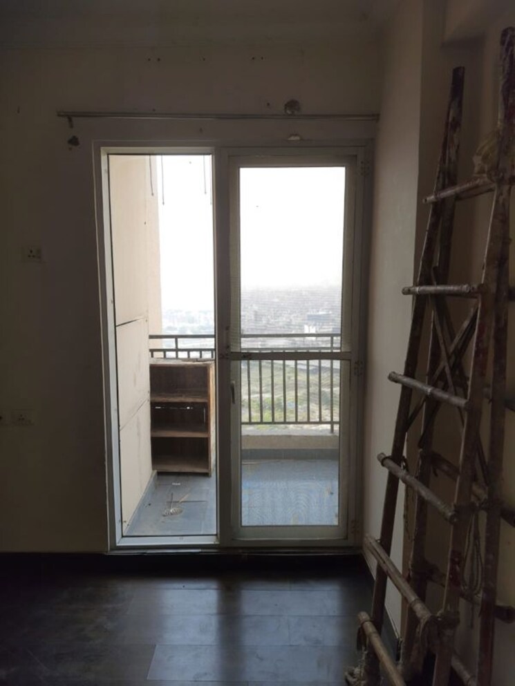 Room, sector 63a 3 Bedroom 300 Sq.Mt. Independent House In Sector 63a Noida 9925515