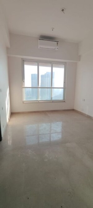 Room in 3.5 BHK Apartment at Kalpataru Radiance, Goregaon West – for Rent