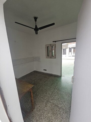 Room in 2.5 BHK Builder Floor at RWA Apartments Sector 40, Sector 40 – for Rent