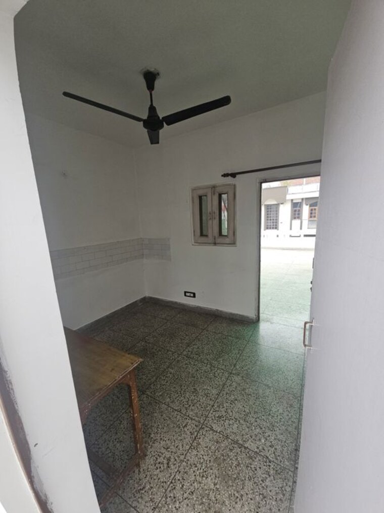 Room, rwa-apartments-sector-40 2.5 Bedroom 1600 Sq.Ft. Builder Floor In Sector 40 Noida 9925669