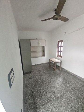 Bathroom in 2.5 BHK Builder Floor at RWA Apartments Sector 40, Sector 40 – for Rent