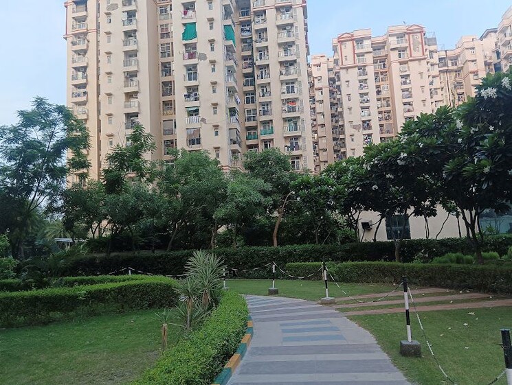 Garden, amrapali-princely-estate 4 Bedroom 5215 Sq.Ft. Penthouse In Sector 76 Noida 9925105