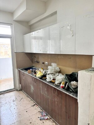 Kitchen in 3.5 BHK Apartment at Parsvnath Residency, Sector 51 – for Rent