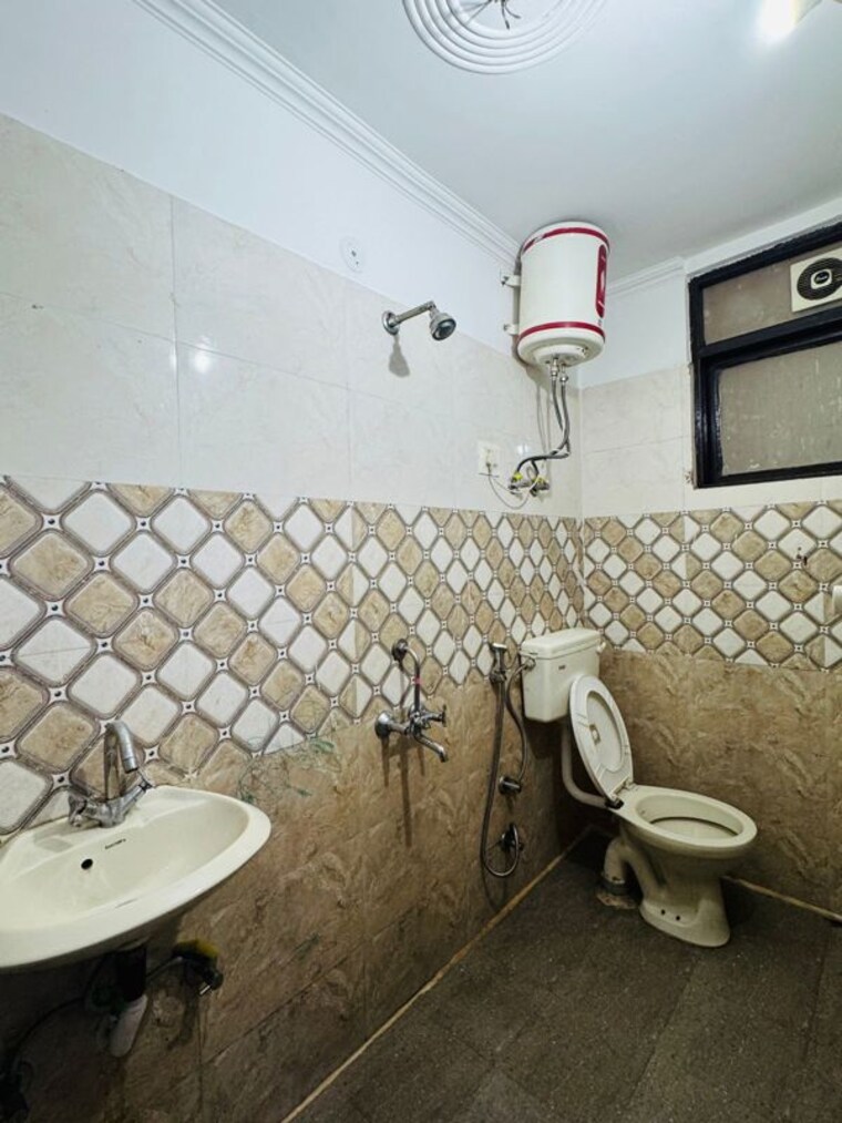 Bathroom, neb sarai 2 Bedroom 900 Sq.Ft. Builder Floor In Neb Sarai Delhi 9926182
