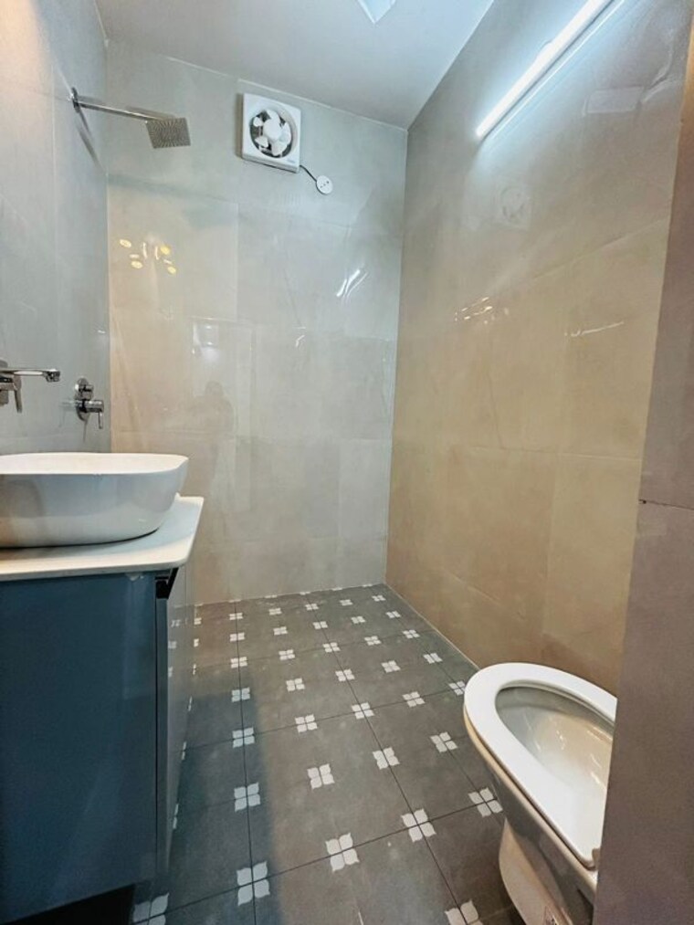Bathroom, kalkaji 2 Bedroom 120 Sq.Yd. Builder Floor In Kalkaji Delhi 9926551