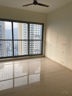 Room in 3 BHK Apartment at Kalpataru Elitus, Mulund West – for Rent