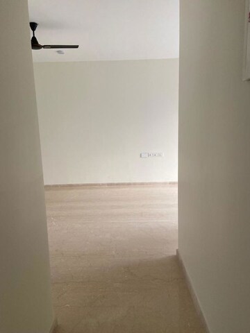 Room in 3 BHK Apartment at Kalpataru Elitus, Mulund West – for Rent