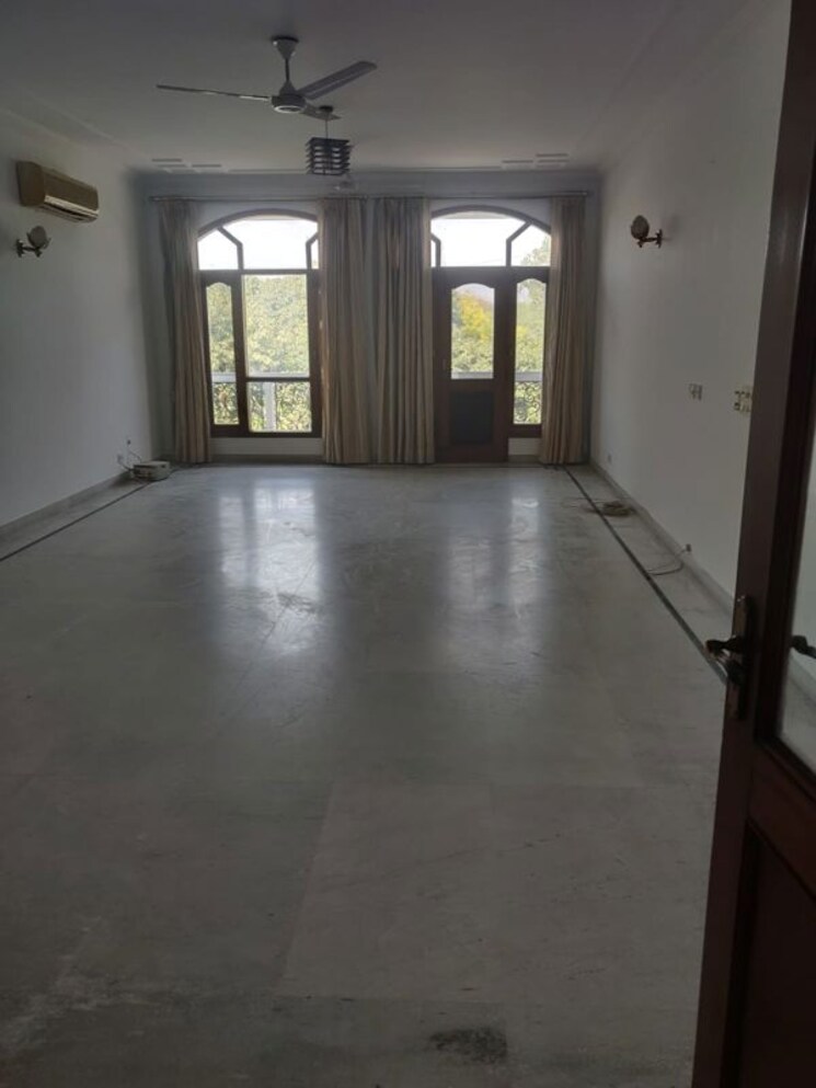 Room, shanti niketan 4 Bedroom 400 Sq.Yd. Builder Floor In Shanti Niketan Delhi 9926692