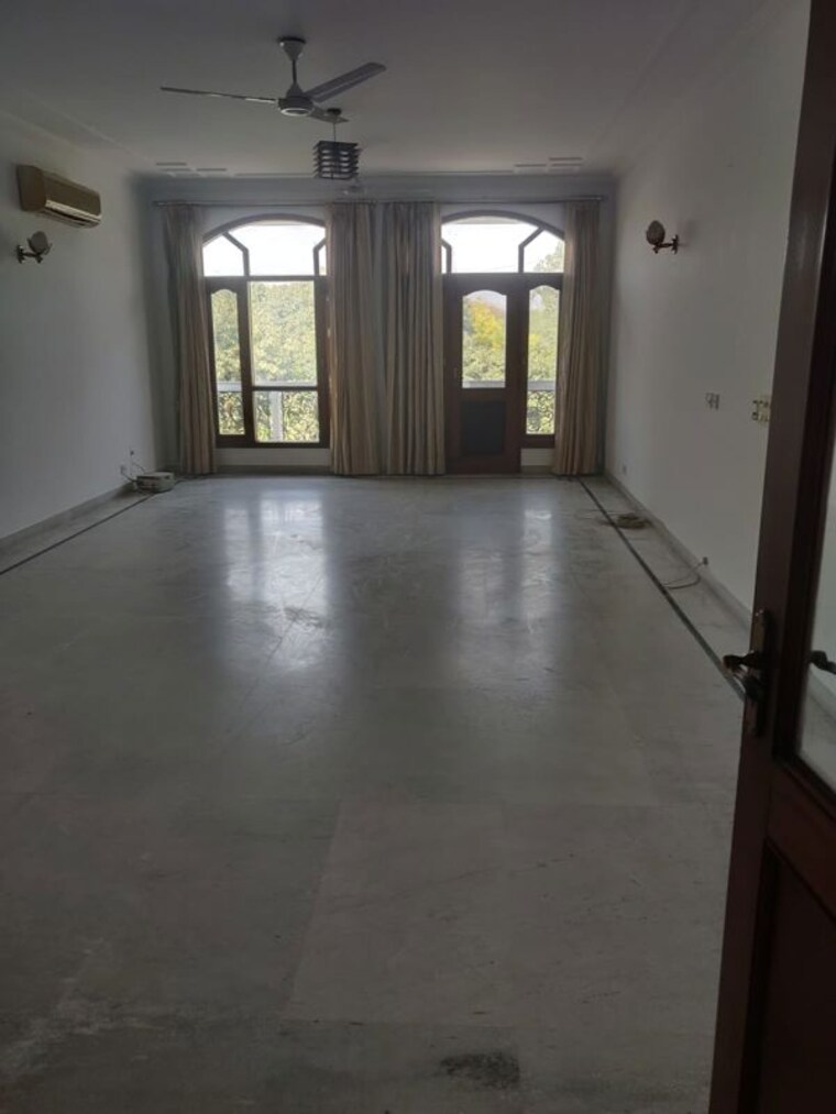 Room, shanti niketan 4 Bedroom 400 Sq.Yd. Builder Floor In Shanti Niketan Delhi 9926692