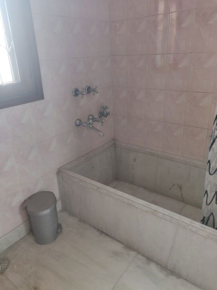 Bathroom, shanti niketan 4 Bedroom 400 Sq.Yd. Builder Floor In Shanti Niketan Delhi 9926692