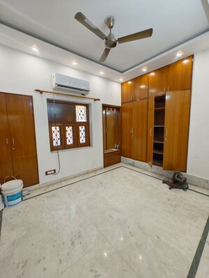 Room in 3 BHK Builder Floor at Chittaranjan Park – for Rent