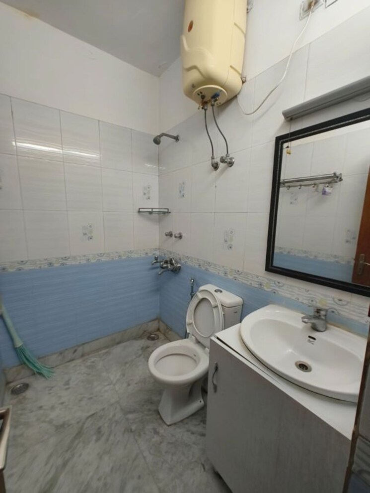 Bathroom, chittaranjan park 3 Bedroom 1500 Sq.Ft. Builder Floor In Chittaranjan Park Delhi 9926849