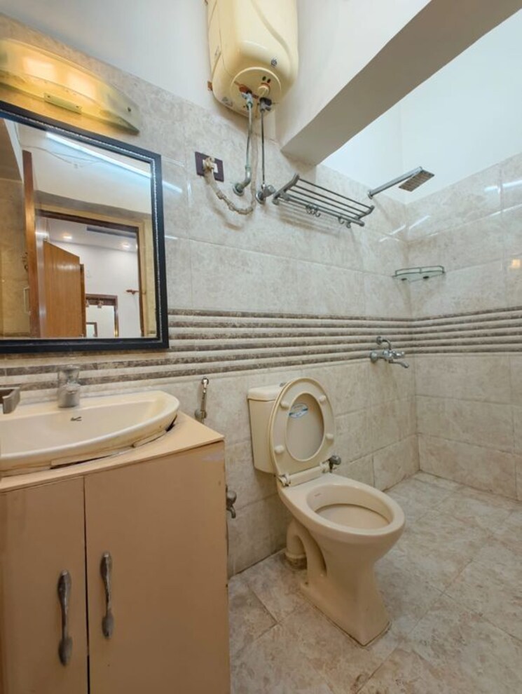 Bathroom, chittaranjan park 3 Bedroom 1500 Sq.Ft. Builder Floor In Chittaranjan Park Delhi 9926849