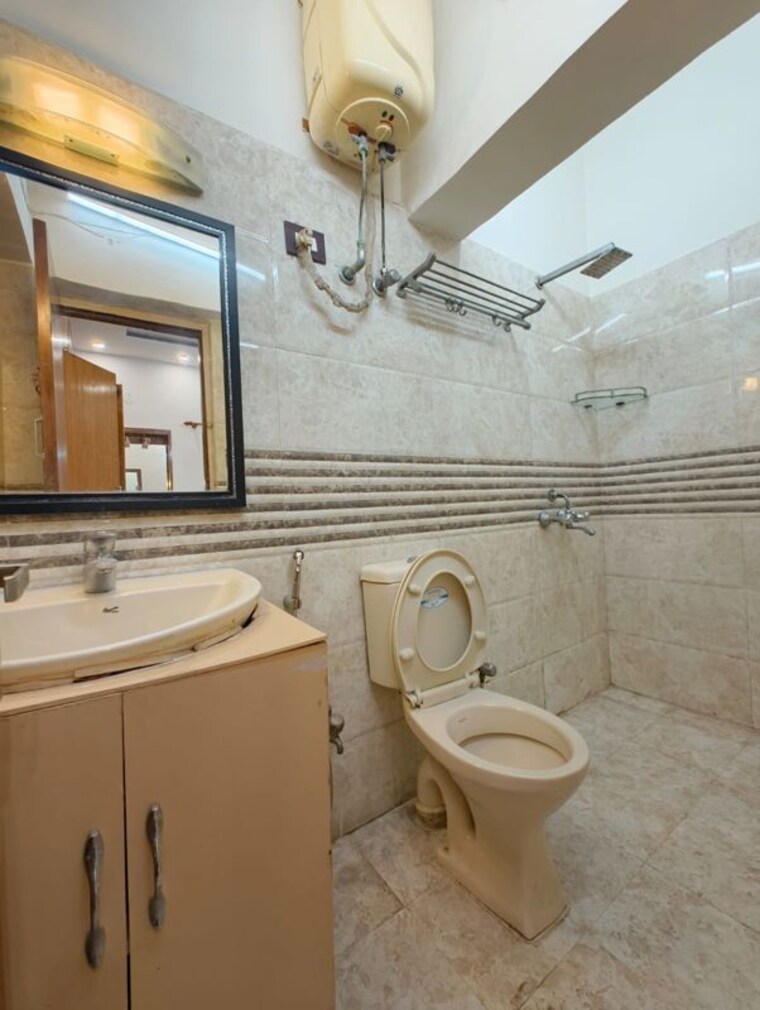 Bathroom, chittaranjan park 3 Bedroom 1500 Sq.Ft. Builder Floor In Chittaranjan Park Delhi 9926849