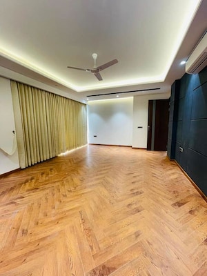 Room in 5 BHK Builder Floor at Sector 85 – for Sale