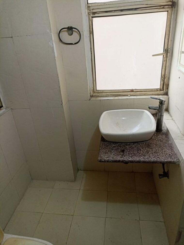 Bathroom, mahagun-manor 2.5 Bedroom 1150 Sq.Ft. Apartment In Sector 50 Noida 9927311