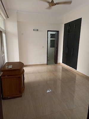 Room in 2.5 BHK Apartment at Mahagun Manor, Sector 50 – for Rent