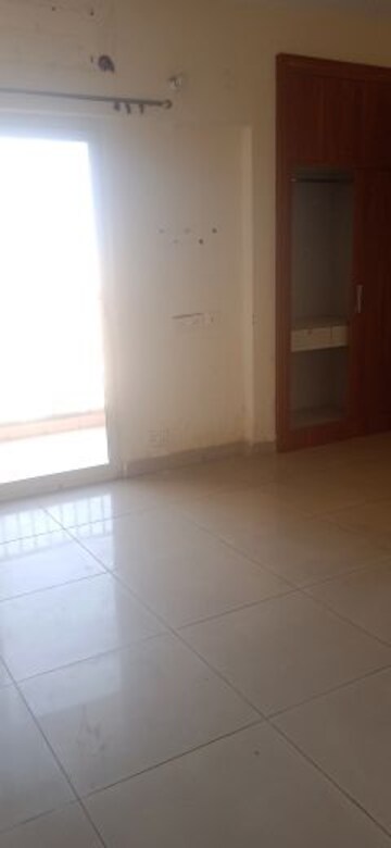 Room in 3 BHK Apartment at Panchsheel Greens II, Sector 16 Greater Noida – for Rent