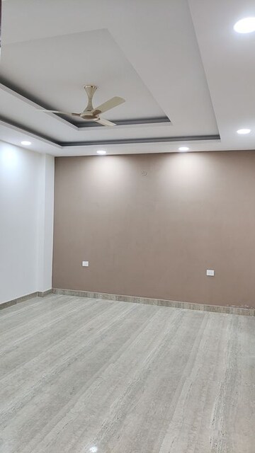 Room in 5 BHK Builder Floor at Sector 85 – for Sale