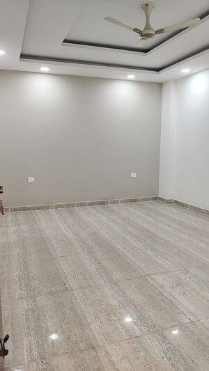 Room in 5 BHK Builder Floor at Sector 85 – for Sale