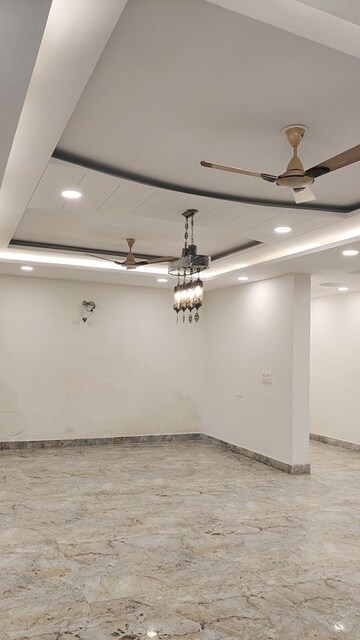 Room in 5 BHK Builder Floor at Sector 85 – for Sale