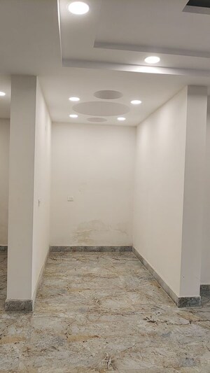 Room in 5 BHK Builder Floor at Sector 85 – for Sale