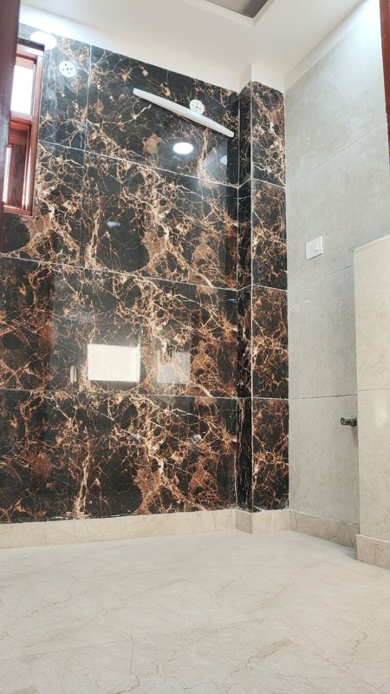 Balcony, sector 85 5 Bedroom 50 Sq.Yd. Builder Floor In Sector 85 Faridabad 9927257