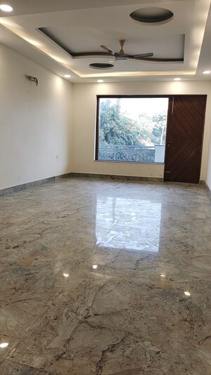Room in 5 BHK Builder Floor at Sector 85 – for Sale