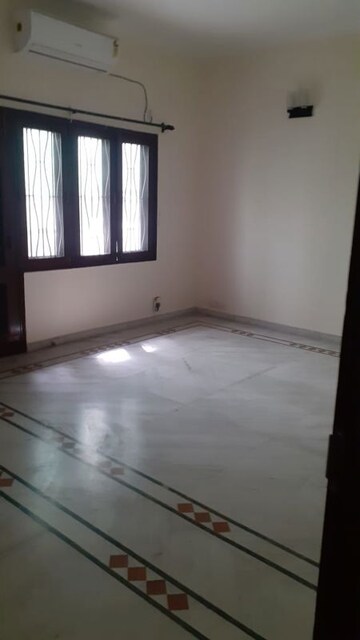 Room in 2.5 BHK Builder Floor at RWA Apartments Sector 41, Sector 41 – for Rent