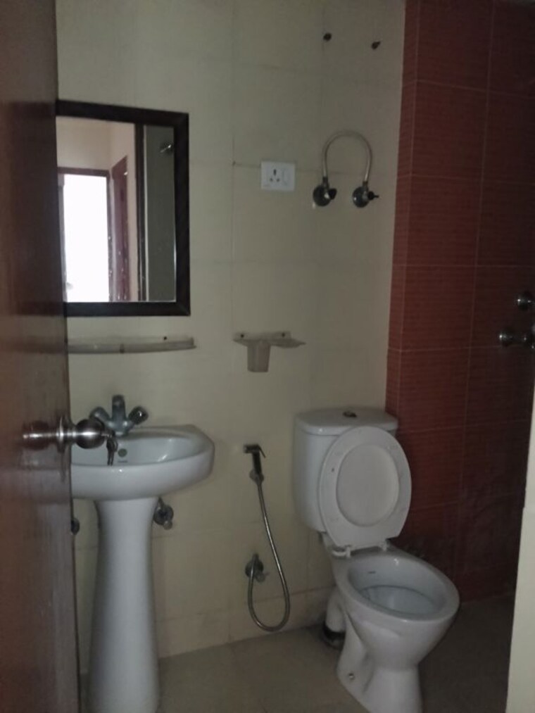Bathroom, mahagun-mywoods-iii 2 Bedroom 960 Sq.Ft. Apartment In Sector 16c Greater Noida Greater Noida 9927430