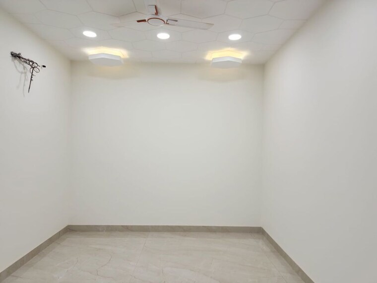 Room, sector 85 3 Bedroom 250 Sq.Yd. Builder Floor In Sector 85 Faridabad 9927435