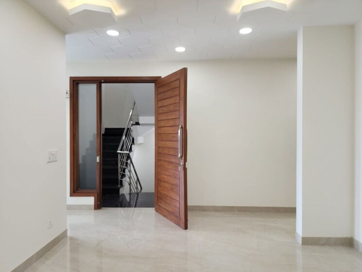 Room, sector 85 3 Bedroom 250 Sq.Yd. Builder Floor In Sector 85 Faridabad 9927435