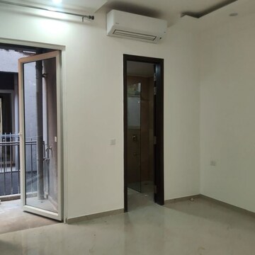 Room in 3 BHK Apartment at Smart World Orchard, Sector 61 – for Rent