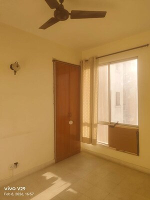 Room in 3 BHK Apartment at DLF Regency Park I, Dlf Phase iv – for Rent