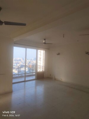 Room in 3 BHK Apartment at DLF Regency Park I, Dlf Phase iv – for Rent