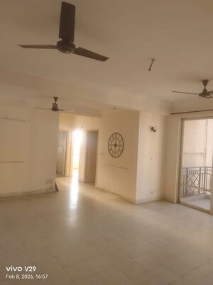 Room in 3 BHK Apartment at DLF Regency Park I, Dlf Phase iv – for Rent