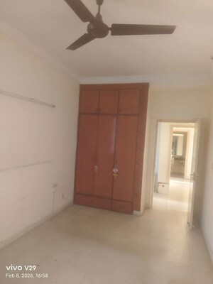 Room in 3 BHK Apartment at DLF Regency Park I, Dlf Phase iv – for Rent