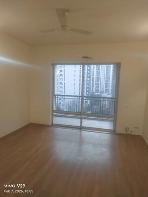 Room in 3 BHK Apartment at Unitech The Close North, Sector 50 – for Rent