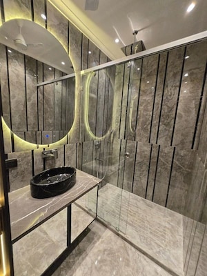 Master Bedroom in 4 BHK Builder Floor at DLF Atria, Dlf Phase ii – for Sale