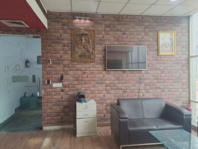 Living Room, sector 65 Commercial Office Space 2700 Sq.Ft. In Sector 65 Noida 9927873