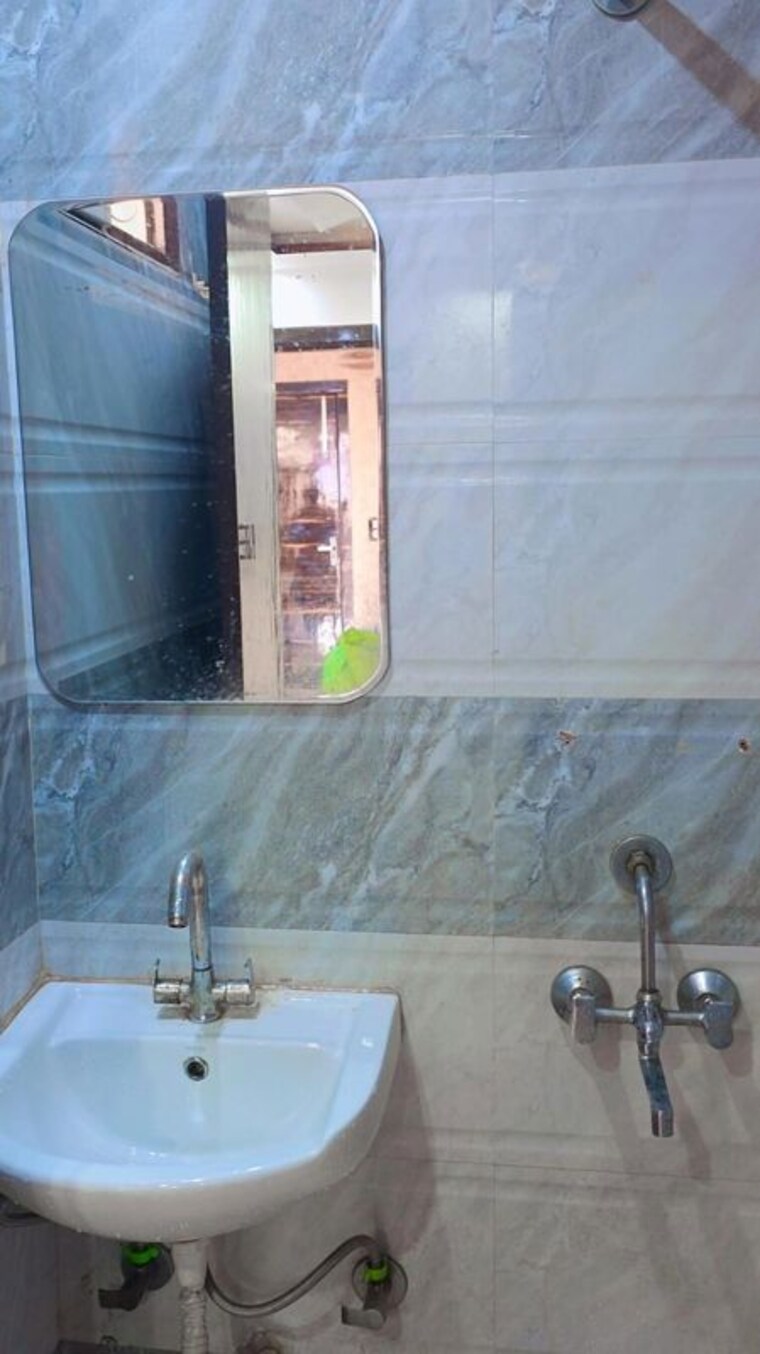 undefined, uttam nagar 2 Bedroom 60 Sq.Yd. Builder Floor In Uttam Nagar Delhi 9928064