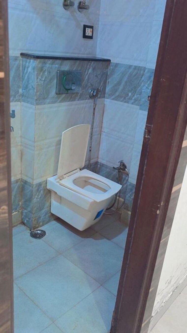 Bathroom, uttam nagar 2 Bedroom 60 Sq.Yd. Builder Floor In Uttam Nagar Delhi 9928064